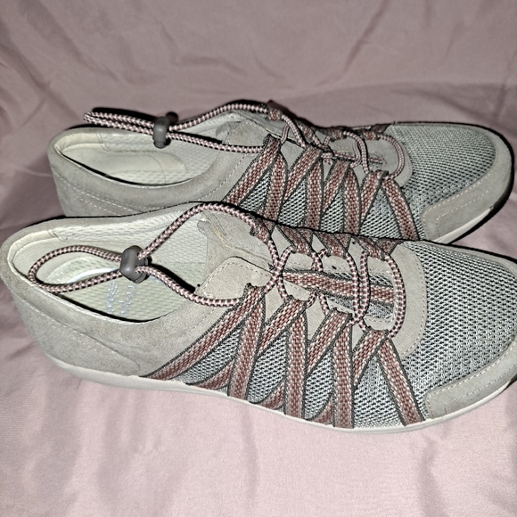 Shoes - Picture 6 of 8